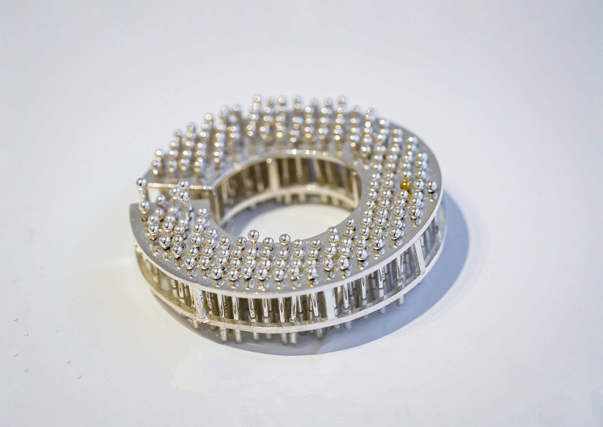 《小于一》系列胸针 《小于一》系列胸针